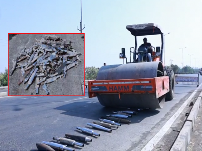 Police action! Roller on fataka silencer of bullets in Latur! | पाेलिसांचा दणका! लातुरात कर्णकर्कश फटाका सायलन्सरवर फिरवला राेलर ! Police action! Roller on fataka silencer of bullets in Latur! | पाेलिसांचा दणका! लातुरात कर्णकर्कश फटाका सायलन्सरवर फिरवला राेलर !