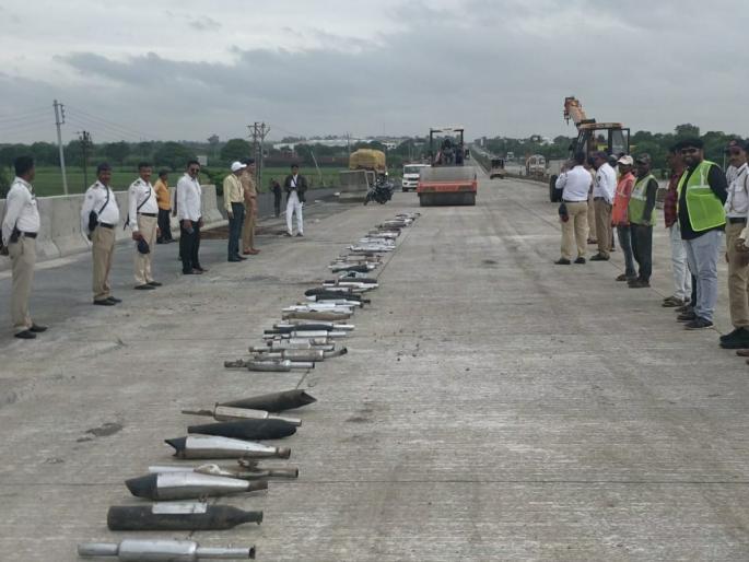 125 silencer crush the horn under the roller | १२५ फटका सायलेन्सर्स; हाॅर्नचा राेलरखाली चुराडा 125 silencer crush the horn under the roller | १२५ फटका सायलेन्सर्स; हाॅर्नचा राेलरखाली चुराडा