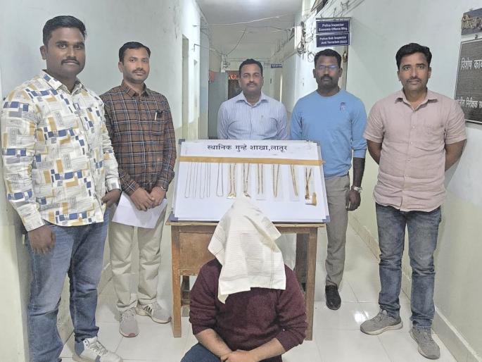 26 tons of jewelry stolen by throwing chili powder Jeweler caught in the trap | डाेळ्यात मिरची पूड टाकून २६ ताेळे दागिने लुटल्याचा बनाव; सराफ अडकला जाळ्यात