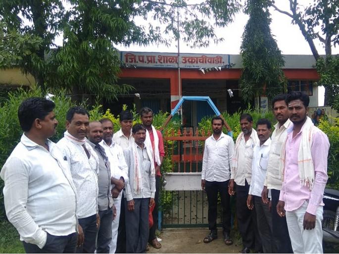 The locals lock the lock for the demand of a permanent teacher; Events in Chakur taluka | कायमस्वरूपी शिक्षकाच्या मागणीसाठी ग्रामस्थांनी शाळेला ठोकले कुलूप; चाकूर तालुक्यातील घटना 