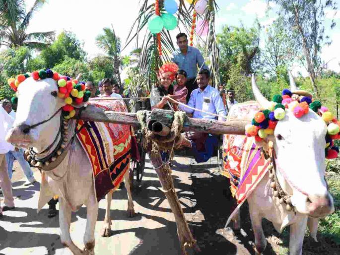 Latur First year students took their first step in the school by planting a tree | पहिलीच्या विद्यार्थ्यांचे शाळेत पहिले पाऊल पडले वृक्ष लावून; लातूरमध्ये आगळावेगळा पहिला दिवस