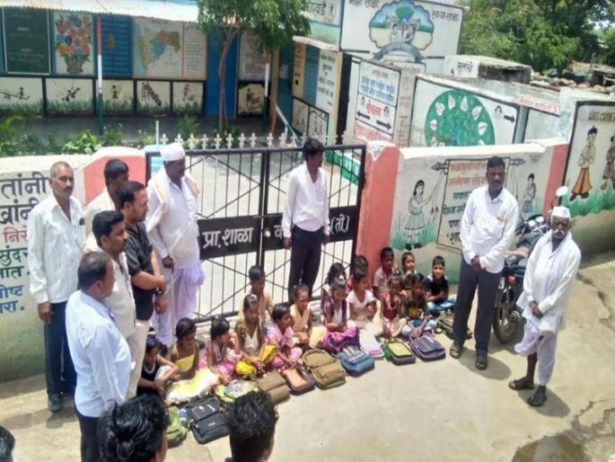 Teacher absent; The locals lock the school | शिक्षक गैरहजर; ग्रामस्थांनी ठोकले शाळेला कुलूप Teacher absent; The locals lock the school | शिक्षक गैरहजर; ग्रामस्थांनी ठोकले शाळेला कुलूप