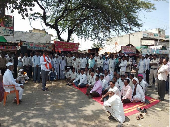 Shivsena's Rastaroko for Demanding declaration of district drought | जिल्हा दुष्काळग्रस्त जाहीर करण्याच्या मागणीसाठी शिवसेनेचे रास्तारोको आंदोलन Shivsena's Rastaroko for Demanding declaration of district drought | जिल्हा दुष्काळग्रस्त जाहीर करण्याच्या मागणीसाठी शिवसेनेचे रास्तारोको आंदोलन