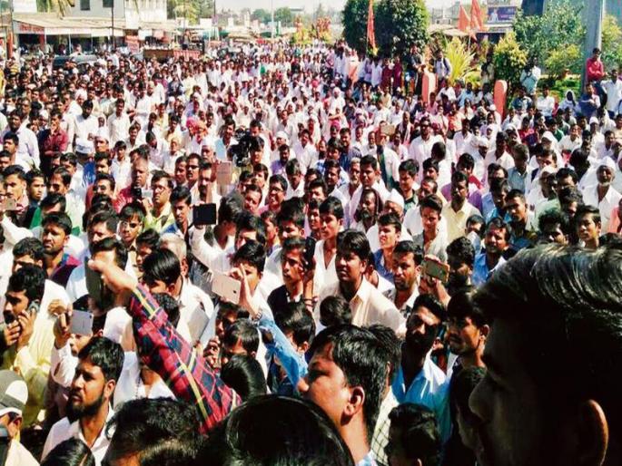 Movement in the Nilangi: Shivsena's auction of symbolic chairs of Guardian Minister | निलंग्यात आंदोलन :शिवसेनेने केला पालकमंत्र्यांच्या प्रतिकात्मक खुर्चीचा लिलाव Movement in the Nilangi: Shivsena's auction of symbolic chairs of Guardian Minister | निलंग्यात आंदोलन :शिवसेनेने केला पालकमंत्र्यांच्या प्रतिकात्मक खुर्चीचा लिलाव