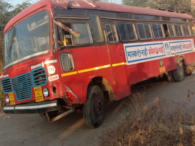 in latur youths hijacked st bus after not getting vehicle to reach village | रात्री गावाला जायला वाहन न मिळाल्यानं तरुणांनी डेपोमधून पळवली एसटी