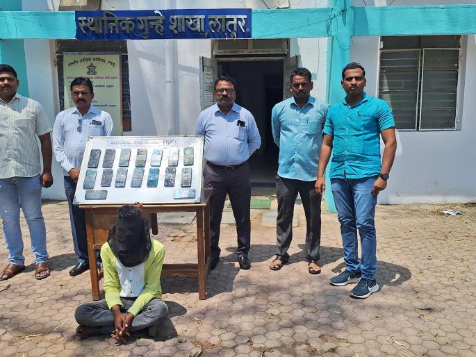 Thief arrested along with mobile Action taken by the police | माेबाइलसह चाेरट्याला अटक; स्थागुशाच्या पथकाची कारवाई Thief arrested along with mobile Action taken by the police | माेबाइलसह चाेरट्याला अटक; स्थागुशाच्या पथकाची कारवाई