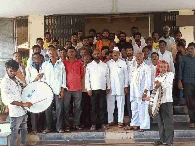 traders in Latur on strike despite issuing notices rises trouble in market | नोटिसा बजावल्यानंतरही व्यापारी ठाम; लातूरमधील पेच सुटेना, आडत बाजार सुरु होईना! traders in Latur on strike despite issuing notices rises trouble in market | नोटिसा बजावल्यानंतरही व्यापारी ठाम; लातूरमधील पेच सुटेना, आडत बाजार सुरु होईना!