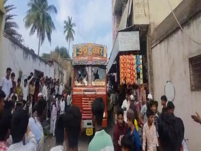 Hit and run in Latur city Angry mob thrashes Truck driver | लातूर शहरात हिट अ‍ॅण्ड रन: भरधाव ट्रकचालकाचा थरार; संतप्त जमावाने दिला चाेप