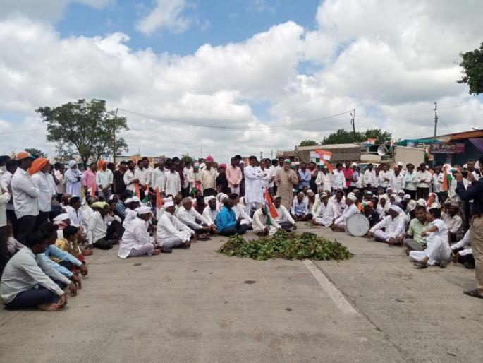 Snails left on highway Halgara Pati, Rastraroko at Nitur, outrage over exclusion from grant for snail infestation | महामार्गावर गोगलगायी सोडून हलगरा पाटी, निटूर येथे रास्तारोको, गोगलगाय प्रादुर्भावाच्या अनुदानातून वगळल्याने संताप Snails left on highway Halgara Pati, Rastraroko at Nitur, outrage over exclusion from grant for snail infestation | महामार्गावर गोगलगायी सोडून हलगरा पाटी, निटूर येथे रास्तारोको, गोगलगाय प्रादुर्भावाच्या अनुदानातून वगळल्याने संताप