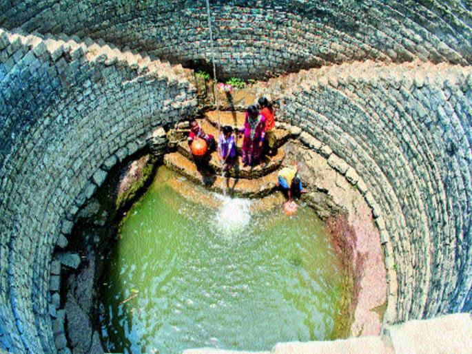 Latur district, 12 days to bring water to the city | दुष्काळात होरपळतोय अवघा लातूर जिल्हा, शहराला १२ दिवसांआड पाणी Latur district, 12 days to bring water to the city | दुष्काळात होरपळतोय अवघा लातूर जिल्हा, शहराला १२ दिवसांआड पाणी