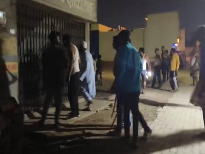 Fear of the unknown tearing women's clothes in Latur city Police, local citizens are patrolling all night long | महिलांचे कपडे फाडणाऱ्या ‘त्या’ अज्ञाताची लातूर शहरात धास्ती ! पाेलिस, स्थानिक नागरिकांची रात्रभर गस्त सुरू Fear of the unknown tearing women's clothes in Latur city Police, local citizens are patrolling all night long | महिलांचे कपडे फाडणाऱ्या ‘त्या’ अज्ञाताची लातूर शहरात धास्ती ! पाेलिस, स्थानिक नागरिकांची रात्रभर गस्त सुरू