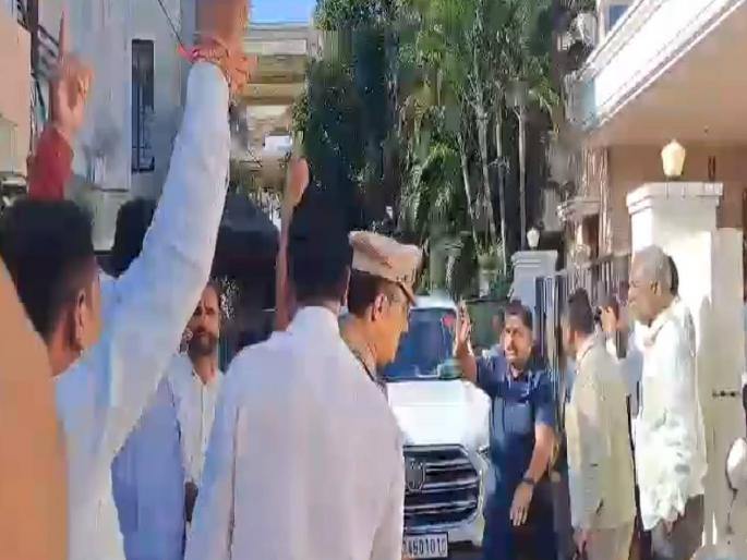 Declare famine in Marathwada chava sanghatana stopped the convoy of ministers | मराठवाड्यात दुष्काळ जाहीर करा; मंत्र्यांचा 'छावा'ने रोखला ताफा, लातुरात आंदोलन Declare famine in Marathwada chava sanghatana stopped the convoy of ministers | मराठवाड्यात दुष्काळ जाहीर करा; मंत्र्यांचा 'छावा'ने रोखला ताफा, लातुरात आंदोलन