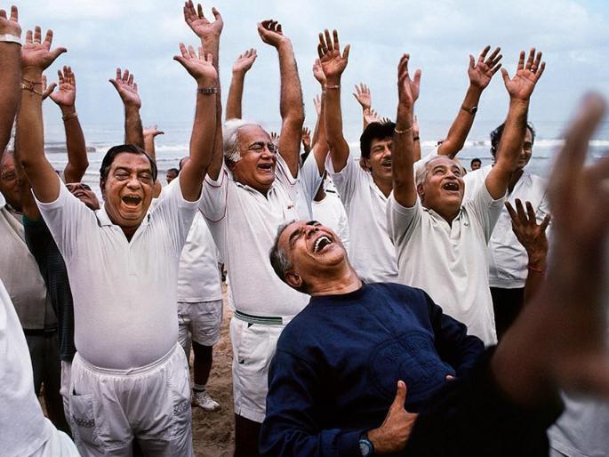 laughing every day for one hour burns 400 calories keeps diseases away | दिवसभरात 1 तास खळखळून हसा आणि 400 कॅलरीज् बर्न करा laughing every day for one hour burns 400 calories keeps diseases away | दिवसभरात 1 तास खळखळून हसा आणि 400 कॅलरीज् बर्न करा