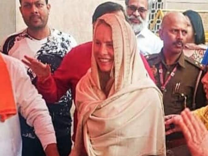 Mahakumbhmela 2025: Steve Jobs' wife Laurene Powell becomes Kamala, will participate in Mahakumbh Mela | स्टीव्ह जॉब्स यांच्या पत्नी लॉरेन पॉवेल बनल्या कमला, महाकुंभमेळ्यातह सहभागी होणार   Mahakumbhmela 2025: Steve Jobs' wife Laurene Powell becomes Kamala, will participate in Mahakumbh Mela | स्टीव्ह जॉब्स यांच्या पत्नी लॉरेन पॉवेल बनल्या कमला, महाकुंभमेळ्यातह सहभागी होणार