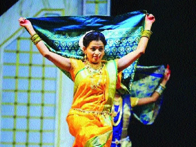 Lavani in Marathi Natya Sammelan | नाट्य परिषदेची पठ्ठे बापूरावांना आदरांजली, मध्यरात्री संमेलनात रंगला लावण्यांचा फड Lavani in Marathi Natya Sammelan | नाट्य परिषदेची पठ्ठे बापूरावांना आदरांजली, मध्यरात्री संमेलनात रंगला लावण्यांचा फड