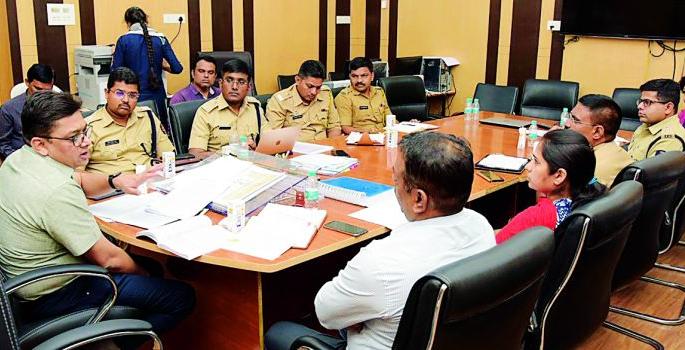 The District Collector took a review of the law and order | जिल्हाधिकाऱ्यांनी घेतला कायदा व सुव्यवस्थेचा आढावा