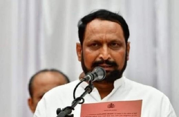 As long as there is sun and moon, Belgaum belongs to Karnataka - Laxman Savadi | सूर्य-चंद्र असेपर्यंत बेळगाव कर्नाटकचेच - लक्ष्मण सवदी As long as there is sun and moon, Belgaum belongs to Karnataka - Laxman Savadi | सूर्य-चंद्र असेपर्यंत बेळगाव कर्नाटकचेच - लक्ष्मण सवदी