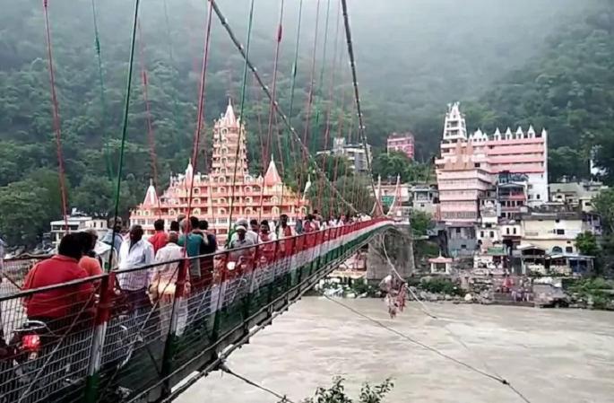 A foreign girl shot a nude video on Laxman Jhula, released after arrest | लक्ष्मण झुल्यावर विदेशी युवतीने शूट केला न्यूड व्हिडीओ, अटकेनंतर सुटका A foreign girl shot a nude video on Laxman Jhula, released after arrest | लक्ष्मण झुल्यावर विदेशी युवतीने शूट केला न्यूड व्हिडीओ, अटकेनंतर सुटका