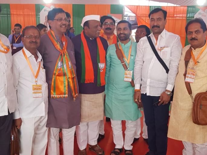 Dhondabeni crossed the loinspace, the lily in hand | ढोंबळेंनी ओलांडली लक्ष्मणरेषा, हाती घेतलं कमळ