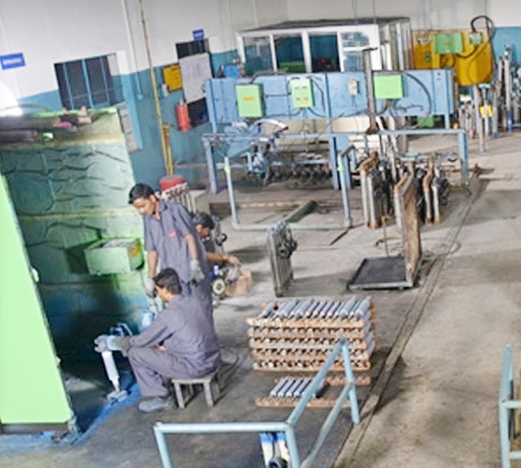 Diligent attitude of workers in the suburbs; There is work to do for 12 hours | परराज्यातील कामगारांची मेहनती वृत्ती; बारा तासही काम करण्याची असते तयारी Diligent attitude of workers in the suburbs; There is work to do for 12 hours | परराज्यातील कामगारांची मेहनती वृत्ती; बारा तासही काम करण्याची असते तयारी