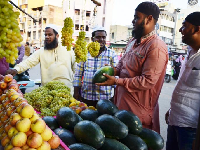 In the month of Ramadan, demand for shining fruits is much higher | रमजान महिन्यात पाणीदार फळांना मागणी जास्त In the month of Ramadan, demand for shining fruits is much higher | रमजान महिन्यात पाणीदार फळांना मागणी जास्त