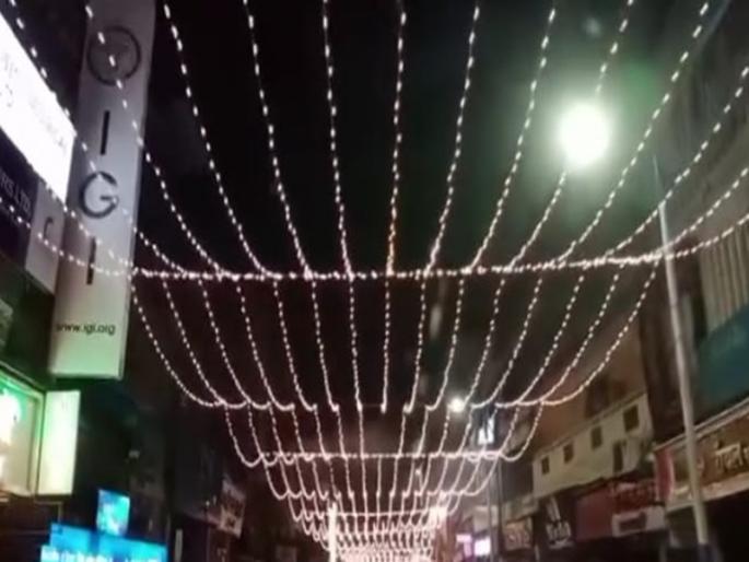 Shining silver world on Lakshmi street! Flashing thousands of lights, the road is 101 years old this year | लक्ष्मी रस्त्यावर लखलख चंदेरी दुनिया! हजारो दिव्यांचा लखलखाट, रस्त्याला यंदा १०१ वर्षे पूर्ण Shining silver world on Lakshmi street! Flashing thousands of lights, the road is 101 years old this year | लक्ष्मी रस्त्यावर लखलख चंदेरी दुनिया! हजारो दिव्यांचा लखलखाट, रस्त्याला यंदा १०१ वर्षे पूर्ण