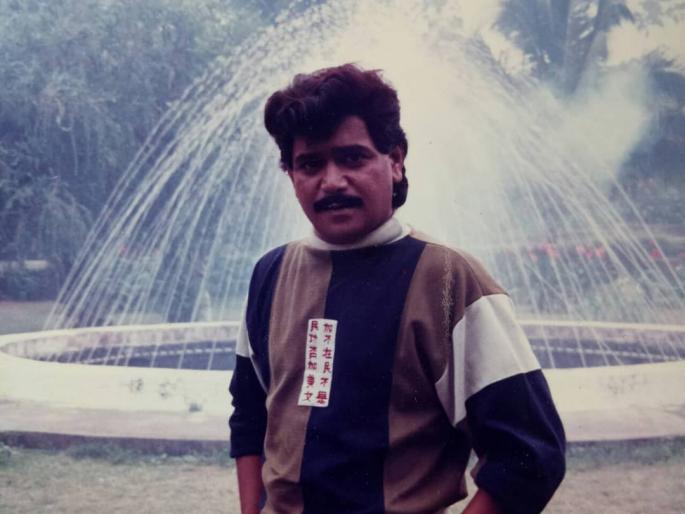 laxmikant berde told crowd to break his car during ek hota vidushak movie | 'ही गाडी तोडून टाका'; चाहत्यांच्या कृतीमुळे वैतागले होते लक्ष्मीकांत बेर्डे laxmikant berde told crowd to break his car during ek hota vidushak movie | 'ही गाडी तोडून टाका'; चाहत्यांच्या कृतीमुळे वैतागले होते लक्ष्मीकांत बेर्डे