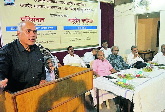 Because of the defeated mentality, the Marathi in inconsequential | पराभूत मानसिकतेमुळे मराठी अडगळीत Because of the defeated mentality, the Marathi in inconsequential | पराभूत मानसिकतेमुळे मराठी अडगळीत
