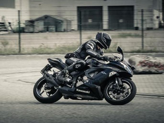 The death of two-wheeler due to collapse | घसरून पडल्याने दुचाकीस्वाराचा मृत्यू The death of two-wheeler due to collapse | घसरून पडल्याने दुचाकीस्वाराचा मृत्यू