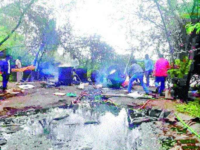 Action on alcoholics, fire extinguishing literature | दारूधंद्यांवर कारवाई, आग लावून साहित्य नष्ट Action on alcoholics, fire extinguishing literature | दारूधंद्यांवर कारवाई, आग लावून साहित्य नष्ट