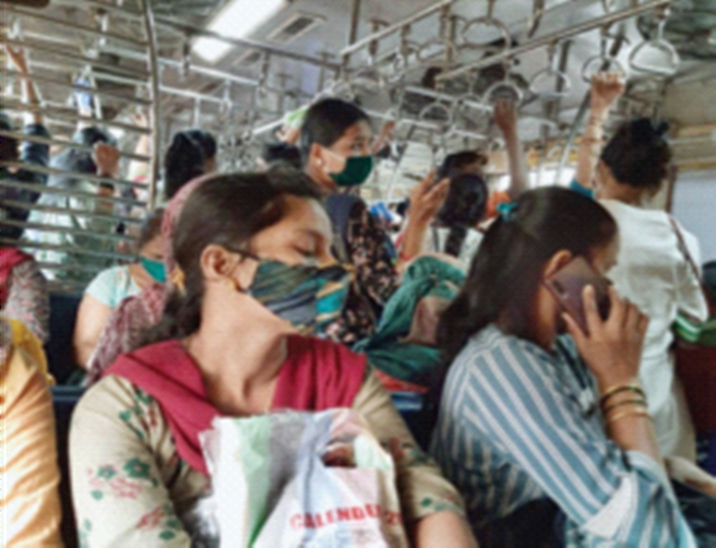 The fuss of social distance in train travel | रेल्वे प्रवासात सोशल डिस्टन्सिंगचा फज्जा The fuss of social distance in train travel | रेल्वे प्रवासात सोशल डिस्टन्सिंगचा फज्जा