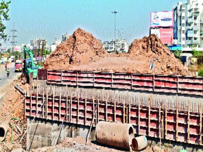 The bridge that had been halted for five years has come to work | पाच वर्षांपासून रखडलेल्या पुलाच्या कामाला आला वेग The bridge that had been halted for five years has come to work | पाच वर्षांपासून रखडलेल्या पुलाच्या कामाला आला वेग