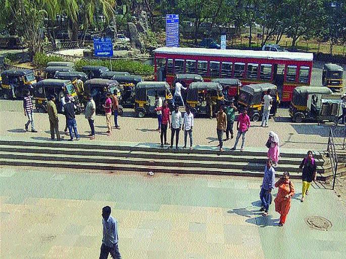 Trafficking by railway operators; Violation of traffic rules | रिक्षाचालकांकडून रेल्वेप्रवाशांची अडवणूक; वाहतुकीच्या नियमांचे उल्लंघन Trafficking by railway operators; Violation of traffic rules | रिक्षाचालकांकडून रेल्वेप्रवाशांची अडवणूक; वाहतुकीच्या नियमांचे उल्लंघन