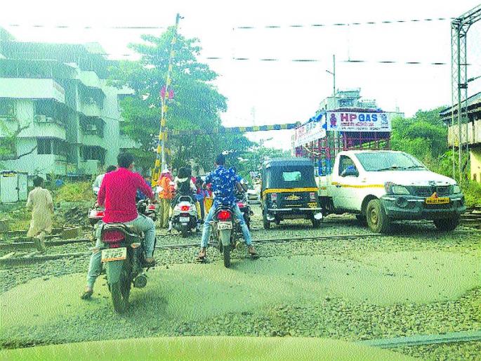 Traffic congestion at Titwala railway gate | टिटवाळा रेल्वे फाटकात वाहतूककोंडी Traffic congestion at Titwala railway gate | टिटवाळा रेल्वे फाटकात वाहतूककोंडी
