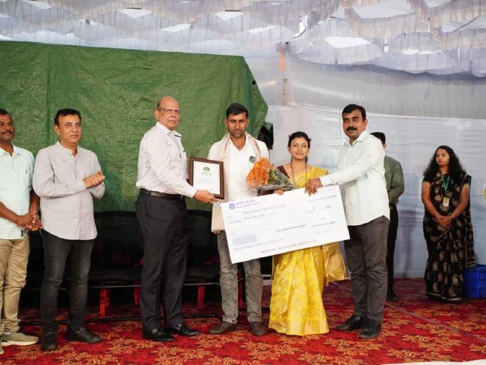 Entrepreneurial approach and organizational power will bring prosperity to the farmers | उद्योजकीय दृष्टिकोन व संघटित शक्ती शेतकऱ्यांना नेईल समृद्धीकडे Entrepreneurial approach and organizational power will bring prosperity to the farmers | उद्योजकीय दृष्टिकोन व संघटित शक्ती शेतकऱ्यांना नेईल समृद्धीकडे