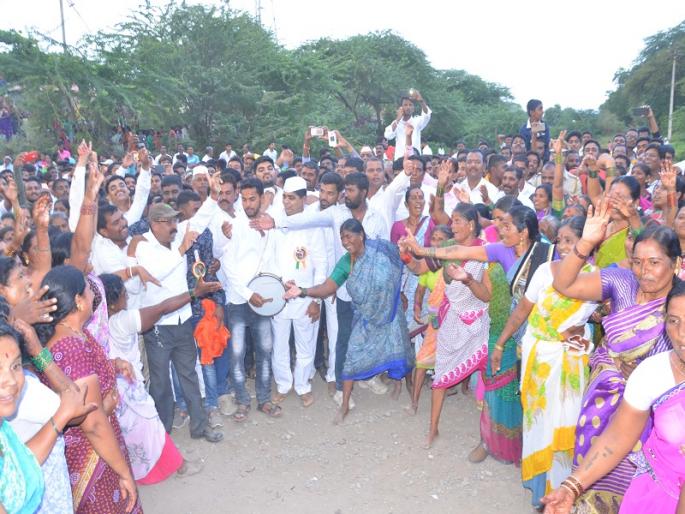 Battle with the dry river: The parallel tradition continues | कोरड्या नदीतच रंगली लढाई : बरोबरीची परंपरा कायम Battle with the dry river: The parallel tradition continues | कोरड्या नदीतच रंगली लढाई : बरोबरीची परंपरा कायम