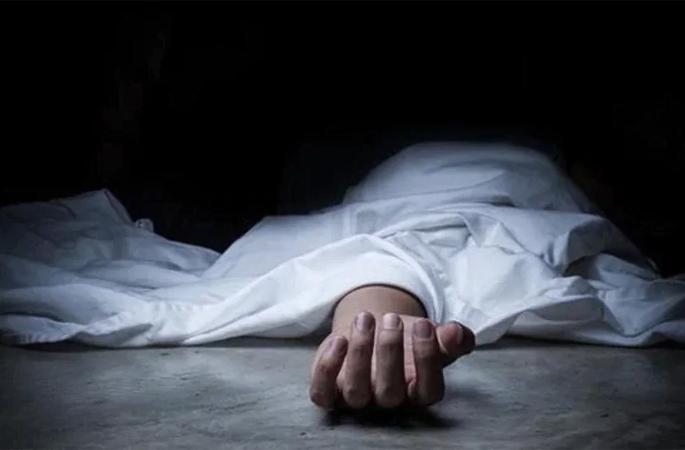 Father Ray; The accused came to the police station in Solapur with an ax | बाप रे; खून करून कुऱ्हाडीसह आरोपी आला सोलापुरातील पोलीस ठाण्यात Father Ray; The accused came to the police station in Solapur with an ax | बाप रे; खून करून कुऱ्हाडीसह आरोपी आला सोलापुरातील पोलीस ठाण्यात