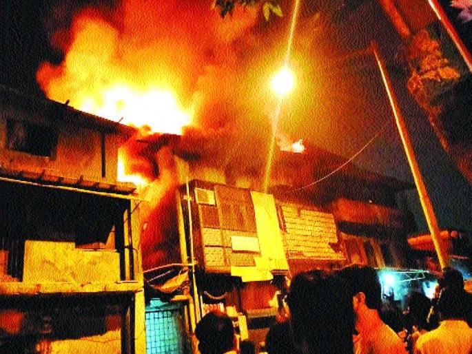 Fire in the industrial estate of Bhayandar; Shortcut spark splash | भाईंदरच्या औद्योगिक वसाहतीत आग; शॉर्टसर्किटची ठिणगी