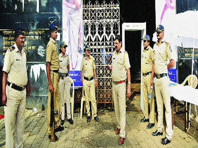 Maharashtra Election 2019: In EVM Strongroom Deciding Glory! | Maharashtra Election 2019: जय-पराजय ठरवणाऱ्या ईव्हीएम स्ट्राँगरूममध्ये ! Maharashtra Election 2019: In EVM Strongroom Deciding Glory! | Maharashtra Election 2019: जय-पराजय ठरवणाऱ्या ईव्हीएम स्ट्राँगरूममध्ये !