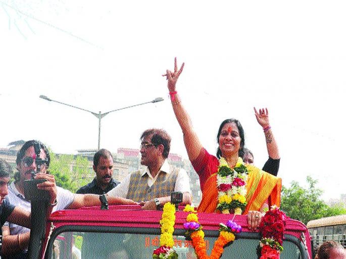 Shiv Sena celebrates double Diwali in Mira-Bhayander | मीरा-भाईंदरमध्ये शिवसेनेने साजरी केली दुहेरी दिवाळी