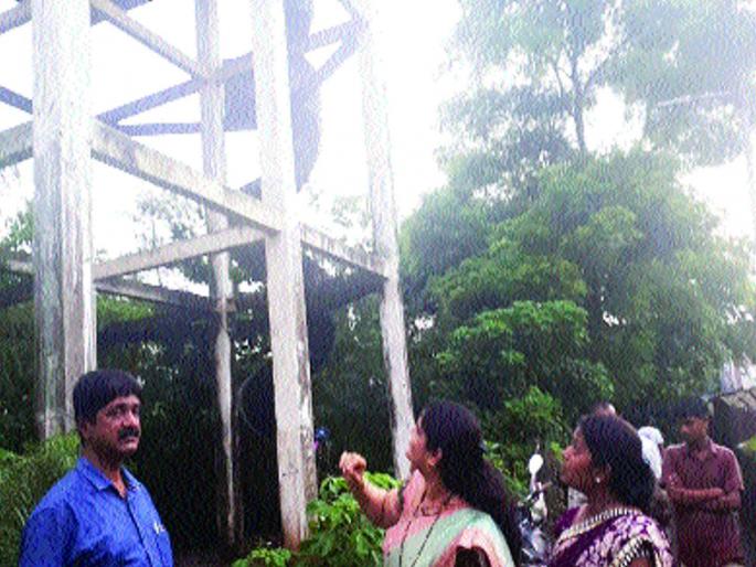 Leakage of water supply tank in Akureli area | आकुर्ले परिसरात पाणीपुरवठा करणाऱ्या टाकीला गळती