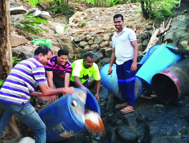 Lakhs of leaker destroyed at Khalapur | खालापुरात लाखांची गावठी दारू नष्ट