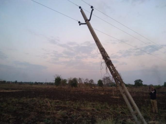 leaning electric poles Invitation to the accident | शिवारातील झुकलेले खांब देताहेत अपघातास निमंंत्रण leaning electric poles Invitation to the accident | शिवारातील झुकलेले खांब देताहेत अपघातास निमंंत्रण