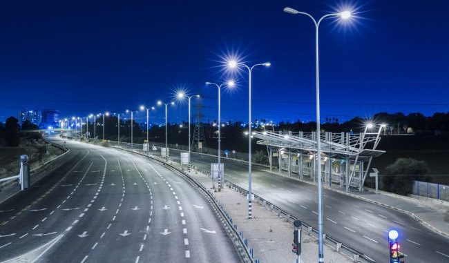 Municipal corporation spent lot on the blaze of the LED | वीज बचतीला ठेंगा; एलईडीच्या झगमगाटावर उधळपट्टी Municipal corporation spent lot on the blaze of the LED | वीज बचतीला ठेंगा; एलईडीच्या झगमगाटावर उधळपट्टी