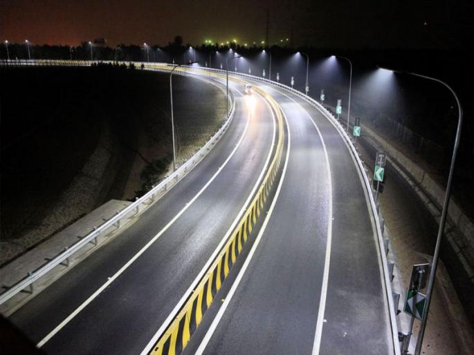 Mumbai LED lights! 88 thousand streetlights will change, electricity costs will be reduced by 50 percent | मुंबई एलईडी दिव्यांनी लखलखणार! ८८ हजार पथदिवे बदलणार, विजेचा खर्च किमान ५० टक्के कमी होणार Mumbai LED lights! 88 thousand streetlights will change, electricity costs will be reduced by 50 percent | मुंबई एलईडी दिव्यांनी लखलखणार! ८८ हजार पथदिवे बदलणार, विजेचा खर्च किमान ५० टक्के कमी होणार