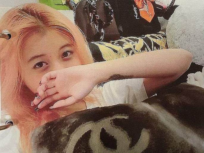 30 crore wrongdoers in the bank account went off in shopping and then ... | बँकखात्यात चुकून आलेले पैसे तरुणीने शॉपिंगमध्ये उडवले आणि त्यानंतर ...