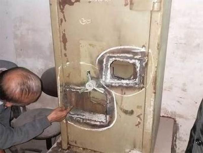 Big stolen from a bank in Delhi, broke the wall and made one crore | दिल्लीतील बँकेत मोठी चोरी, भिंत फोडून एक कोटी केले लंपास Big stolen from a bank in Delhi, broke the wall and made one crore | दिल्लीतील बँकेत मोठी चोरी, भिंत फोडून एक कोटी केले लंपास