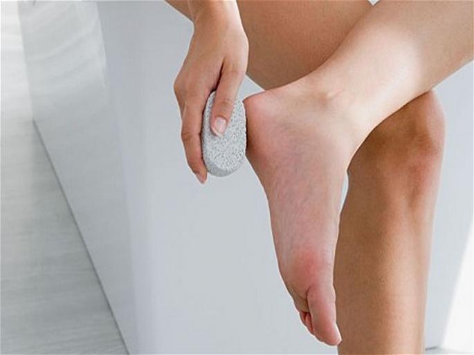 know the symptoms of chronic diseases from legs or feet | तुमचे पाय देतात तुम्हाला धोक्याचे संकेत, पायांवरील 'या' लक्षणांवरुन वेळीच ओळखा 'हे' गंभीर रोग