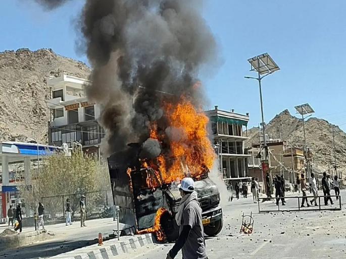 Leh Violence Who started this fire in the cold desert? Why the violence even when talks with the central government are ongoing? | थंडगार वाळवंटात ही आग कुणी लावली? केंद्र सरकारशी बोलणी सुरू असतानाही हिंसाचार का?