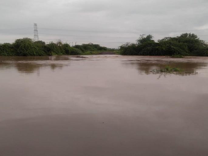 The river Lendi is flooded in parbhani | लेंडी नदीला पूर आल्याने पालम तालुक्यातील 12 गावांचा संपर्क तुटला